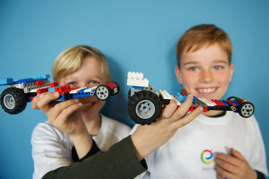 Kids building STEAM projects at Young Engineers Toronto East End Midtown